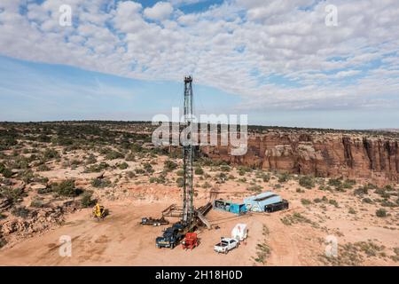 Eine Zieheinheit oder ein Überarbeitungs-Rig, die die Wartung eines Ölbohrlohs im Canyon-Land von Utah übernimmt. Stockfoto