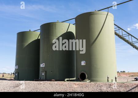 Eine Tankbatterie oder Lagertanks für Rohöl oder Produktionswasser aus einer Ölquelle in Utah. Stockfoto