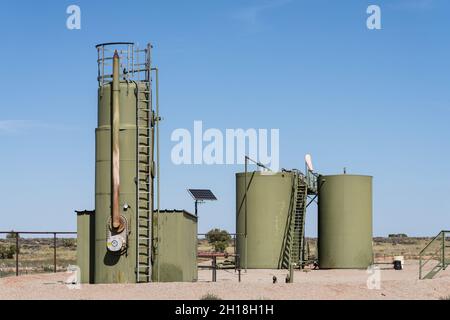 Ein Heizelement und eine Batterie für einen Rohölspeicher an einem Ölbrunnen in Utah. Stockfoto