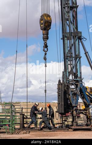 Die Brunnendienstmannschaft auf einer Überarbeitungs-Rig arbeitet an einer Ölbohranlage, um zu versuchen, sie wieder in Betrieb zu nehmen. Stockfoto