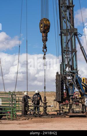 Die Brunnendienstmannschaft auf einer Überarbeitungs-Rig arbeitet an einer Ölbohranlage, um zu versuchen, sie wieder in Betrieb zu nehmen. Stockfoto