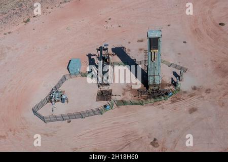 Ein Pumpenheber mit Pferdekopf und eine langhubbandbetriebene Pumpeinheit an einem Ölbrunnen in Utah. Stockfoto