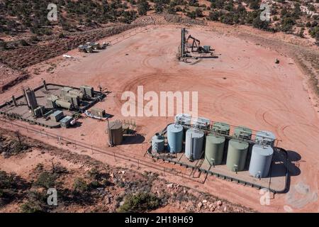 Ein Ölbrunnen mit Pumpenhebern, Trennanlagen und einer Öltank-Batterie in Utah. Stockfoto