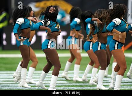 Jacksonville Jaguars Cheerleader während des Spiels, das Teil der NFL London Games im Tottenham Hotspur Stadium, London ist. Bilddatum: Sonntag, 17. Oktober 2021. Stockfoto