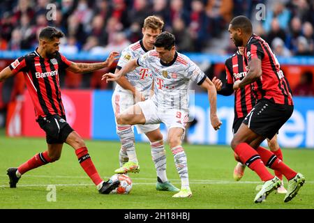 Leverkusen, Deutschland. Oktober 2021. Bayer Leverkusen und Bayern München spielen ihr achtes Bundesliga-Spiel der Saison in der BayArena. Bayer Leverkusens Kerem Demirbay (links) und Jonathan Tah (rechts) versuchen mit dem polnischen Stürmer Robert Lewandowski, der beim Sieg von Bayern München 5-1 zwei der fünf Tore erzielte, um den Ball zu kämpfen. Quelle: Marius Becker/dpa/Alamy Live News Stockfoto