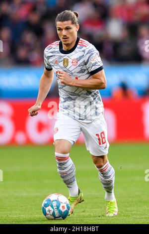 Leverkusen, Deutschland. Oktober 2021. Fußball: Bundesliga, Bayer Leverkusen - Bayern München, Matchday 8, in der BayArena. Der Münchner Marcel Sabitzer steuert den Ball. WICHTIGER HINWEIS: Gemäß den Bestimmungen der DFL Deutsche Fußball Liga und des DFB Deutscher Fußball-Bund ist es untersagt, im Stadion und/oder vom Spiel aufgenommene Fotos in Form von Sequenzbildern und/oder videoähnlichen Fotoserien zu verwenden oder zu verwenden. Quelle: Marius Becker/dpa/Alamy Live News Stockfoto