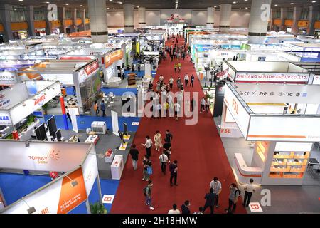 Guangzhou, Chinas Provinz Guangdong. Oktober 2021. Die Menschen besuchen die 130. Sitzung der China Import and Export Fair oder der Canton Fair in Guangzhou, der südchinesischen Provinz Guangdong, am 15. Oktober 2021. Quelle: Deng Hua/Xinhua/Alamy Live News Stockfoto