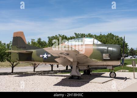 Ein nordamerikanisches T-28B-Trojanisches Trainingsflugzeug aus den 1950er Jahren im Hill Aerospace Museum. Stockfoto