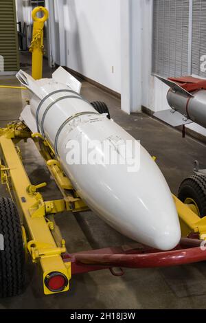 Eine inerte McDonnell Douglas AIR-2A Genie Luft-Luft-Rakete mit einem nuklearen Sprengkopf im Hill Aerospace Museum. Stockfoto