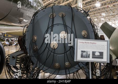Eine inerte Nachbildung der Trinity Bomb, der ersten Atombombe, die gezündet wurde, am 16. Juli 1945 in New Mexico. Stockfoto