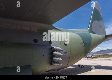 Raketengestützte Startrampen auf einem Militärtransportflugzeug der Lockheed C-130 Hercules im Hill Aerospace Museum in Utah. Stockfoto