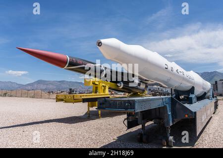 Eine interkontinentale ballistische Boeing LGM-30 Minuteman-I-Rakete im Hill Aerospace Museum. Dahinter steht eine Bomarc-Flugabwehr-Rakete. Stockfoto