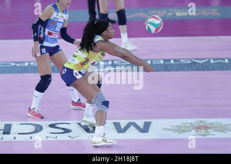 Rom, Italien. Oktober 2021. Pala Eur, Rom, Italien, 17. Oktober 2021, Miriam Sylla (Volley Conegliano) während des Acqua&Sapone Roma Volley Club vs Imoco Volley Conegliano - Volleyball Italienische Serie A1 Frauenspiel Credit: Live Media Publishing Group/Alamy Live News Stockfoto