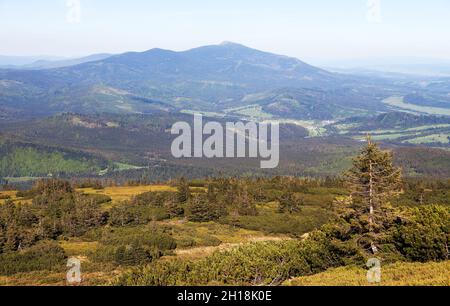 Blick von Babia Gora oder Babi Hora auf die Slowakei - Polen und Slowakei Grenze, Beskid, Karpaten Berge Stockfoto