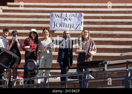 Rom, Italien. Oktober 2021. Gruppen von Johnny Depp-Fans zeigen Schilder zur Begrüßung des Schauspielers (Foto: Matteo Nardone/Pacific Press) Quelle: Pacific Press Media Production Corp./Alamy Live News Stockfoto