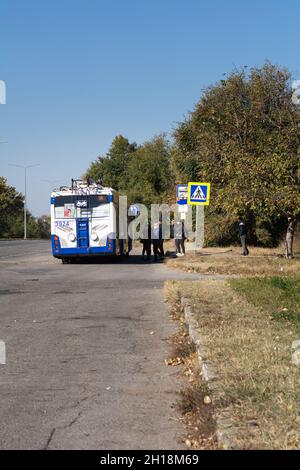 Chisinau, Moldawien - 10. Oktober 2021: Passagiere in Schutzmaske warten auf das Einsteigen in den Elektro-Trolleybus während der Corona-Virus-Quarantäne. Stockfoto