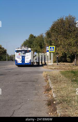 Chisinau, Moldawien - 10. Oktober 2021: Passagiere in Schutzmaske warten auf das Einsteigen in den Elektro-Trolleybus während der Corona-Virus-Quarantäne. Stockfoto