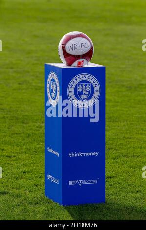 Fußball auf einem Podest zu Beginn eines Spiels der NPL West in Warrington Rylands gegen Kidsgrove Athletic Stockfoto