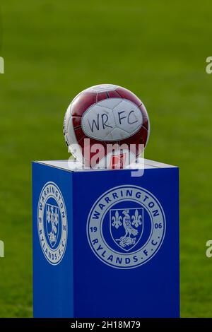 Fußball auf einem Podest zu Beginn eines Spiels der NPL West in Warrington Rylands gegen Kidsgrove Athletic Stockfoto