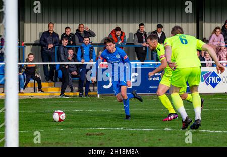 Der FC Warrington Rylands 1906 veranstaltete Kidsgrove Athletic - ein Fußballspiel der Saison 2021-2022, bei dem sich der Angreifer auf die Ballüberquerung vorbereitet Stockfoto