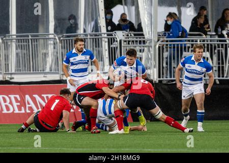 Toronto, Kanada, 16. Oktober 2021: Toronto Arrows (blau-weiß) im Einsatz gegen Atlantic Selects (rot-schwarz) während des Rugby-Rallye-Spiels im York Stadium in Toronto, Kanada. Toronto Arrows besiege Alantic Selects mit 57-10 Punkten Stockfoto