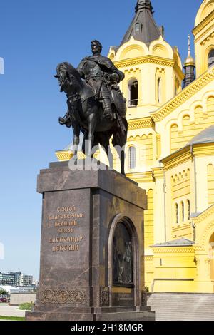 Denkmal des Großherzogs Alexander Newski vor dem Hintergrund der Kathedrale in Nischni Nowgorod. Stockfoto