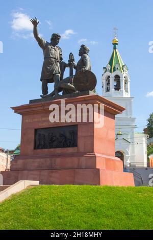 Denkmal für Minin und Pozharsky vor dem Hintergrund des Kremls und der Kirche des Hl. Johannes des Täufers auf dem Platz der Nationalen Einheit in Nizhny No Stockfoto