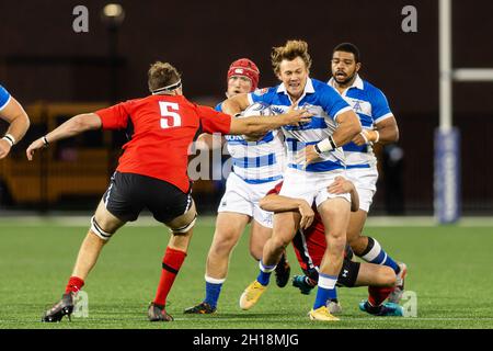 Toronto, Kanada, 16. Oktober 2021: Andrew Norton (blau-weiß) wurde von zwei Spielern der Atlantic Selects (rot-schwarz) während des Rugby-Rallye-Spiels im York Stadium in Toronto, Kanada, angegangen. Toronto Arrows besiege Alantic Selects mit 57-10 Punkten Stockfoto