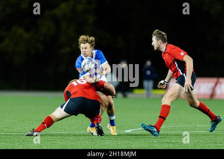 Toronto, Kanada, 16. Oktober 2021: Andrew Norton (blau-weiß) von Torontos Pfeilen, die von einem Atlantic Selects (rot-schwarz) während des Rugby-Rallye-Spiels im York Stadium in Toronto, Kanada, angegangen wurden. Toronto Arrows besiege Alantic Selects mit 57-10 Punkten Stockfoto