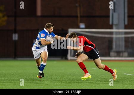 Toronto, Kanada, 16. Oktober 2021: Joe Tomlinson (blau-weiß) von Toronto Pfeile in Aktion gegen einen Atlantic wählt Spieler (rot-schwarz) während des Rugby-Rallye-Spiels im York Stadium in Toronto, Kanada. Toronto Arrows besiege Alantic Selects mit 57-10 Punkten Stockfoto