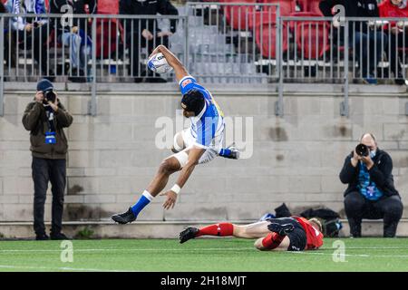 Toronto, Kanada, 16. Oktober 2021: Freimaurer Flesch (blau-weiß) von Toroton-Pfeilen in Aktion während des Rugby-Rallye-Spiels gegen Atlantic Selects im York Stadium in Toronto, Kanada. Toronto Arrows besiege Alantic Selects mit 57-10 Punkten Stockfoto