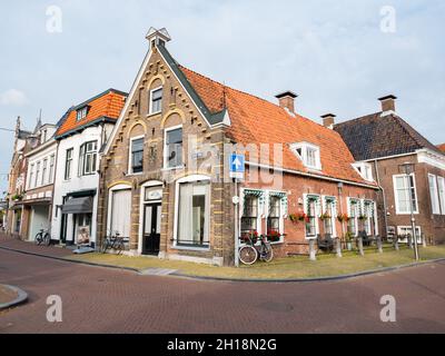 Straßenszene von Hoogend und Grootzand in der Altstadt von Sneek, Snits in Friesland, Niederlande Stockfoto