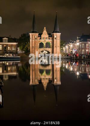 Waterpoort, Wassertor und de Kolk Kanal in der Stadt Snits, Sneek in Friesland, Niederlande Stockfoto