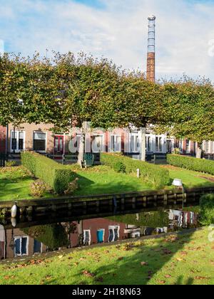 Reihe von Häusern mit Gärten am Wasser auf Eegracht Kanal in der Stadt IJlst, Friesland, Niederlande Stockfoto