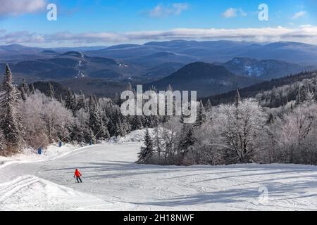 Skipiste Berglandschaft Landzunge mit einsamen Skifahrer Skifahren auf ersten Spuren Neuschnee allein mit gefrorenen Baumgrenze. Wintersportort Stockfoto