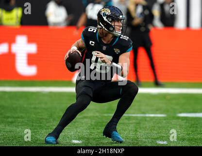 Jacksonville Jaguars Quarterback Trevor Lawrence in Aktion während des Spiels, das Teil der NFL London Games im Tottenham Hotspur Stadium, London ist. Bilddatum: Sonntag, 17. Oktober 2021. Stockfoto