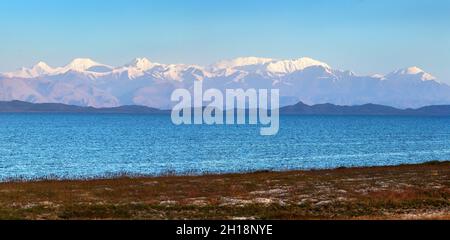 Karakul See und Pamir Range in Tadschikistan. Landschaft rund um Pamir Autobahn M41 internationale Straße Stockfoto