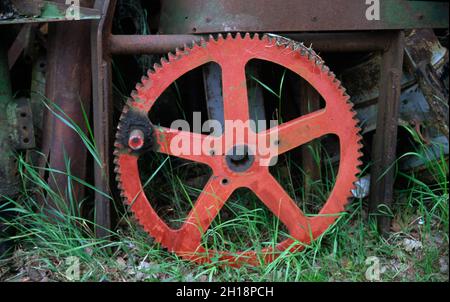 Altes rotes Zahnrad in einem Schrottplatz Stockfoto