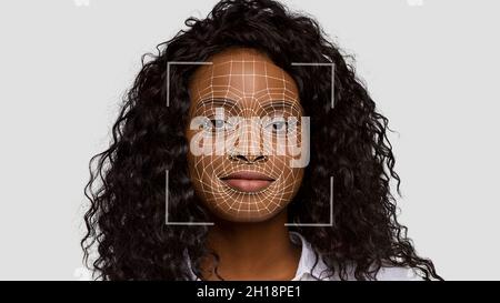 Lächelnd junge hübsche junge afroamerikanische Frau schaut auf Kamera, Doppelbelichtung und id-Gesichtsscan Stockfoto