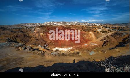 Troulloi Kupfermine im Gebiet Larnaca, Zypern. Verlassene Tagebaugrube und rote Kappe (Gossan) reich an Eisenoxiden und Quarz Stockfoto