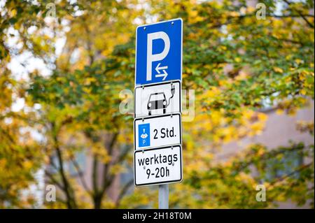 Hamburg, Deutschland. Oktober 2021. Ein Verkehrsschild weist auf die Stromtankstelle und die Parkbeschränkungen hin. Bis 2030 sollen alle Fahrzeuge in der Flotte der Hamburger Verwaltung elektrisch sein. Bis dahin ist jedoch noch ein langer Weg zu gehen, denn bisher haben Verbrennungsmotoren dominiert. Und es besteht offensichtlich Handlungsbedarf im Hinblick auf die Ladeoptionen. Quelle: Jonas Walzberg/dpa/Alamy Live News Stockfoto