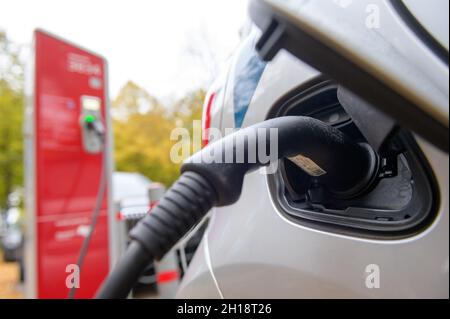 Hamburg, Deutschland. Oktober 2021. Ein Ladekabel wird an ein Smart-Auto und eine öffentliche Ladestation angeschlossen. Bis 2030 sollen alle Fahrzeuge in der Flotte der Hamburger Verwaltung elektrisch sein. Es ist jedoch noch ein langer Weg, bevor dies geschieht, da Verbrennungsfahrzeuge bisher dominiert haben. Und es besteht offensichtlich Handlungsbedarf im Hinblick auf die Ladeoptionen. Quelle: Jonas Walzberg/dpa/Alamy Live News Stockfoto