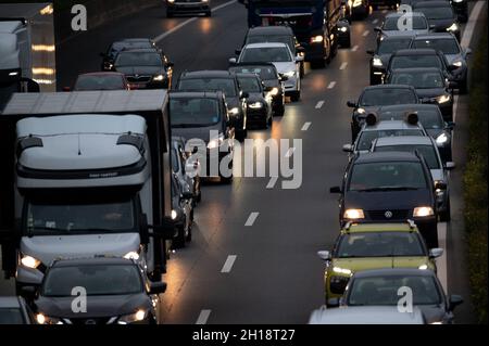 Hamburg, Deutschland. Oktober 2021. Dutzende Autos und Lastwagen stecken in Staus auf der Autobahn 1. Die Herbstferien in Hamburg und Schleswig-Holstein endeten am Wochenende mit einer Schlange von Autos auf den Straßen. Quelle: Jonas Walzberg/dpa/Alamy Live News Stockfoto