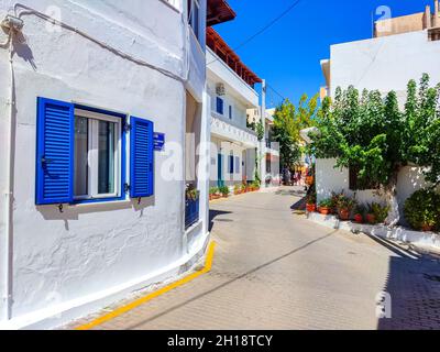 Blick auf das herrliche Dorf und den Strand von Mirtos, in der Nähe von Ierapetra, Kreta, Griechenland Stockfoto