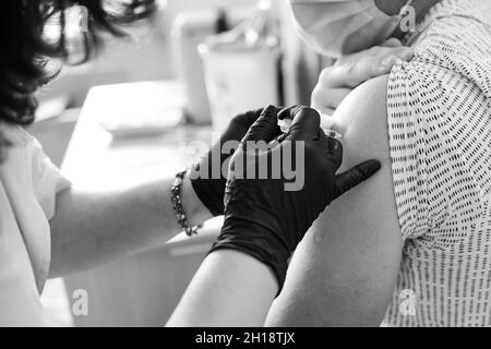 Impfprozess, Impfraum in der Ukraine, Schutz des Immunsystems durch Impfung, Coronavirus-Pandemie. Stockfoto