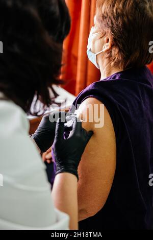 Impfprozess, Impfraum in der Ukraine, Schutz des Immunsystems durch Impfung, Coronavirus-Pandemie. Stockfoto