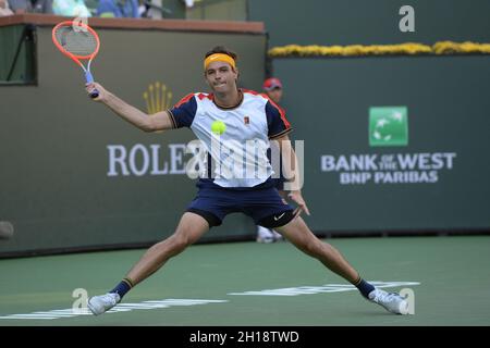 Taylor Fritz (USA) wird von Nikoloz Basilashvili (GEO) 6-7 (5-7), 3-6, bei den BNP Paribas Open besiegt, die am 16. Oktober 2021 im Indian Wells Tennis Garden in Indian Wells, Kalifornien, gespielt werden: © Karla Kinne/Tennisclix/CSM Stockfoto