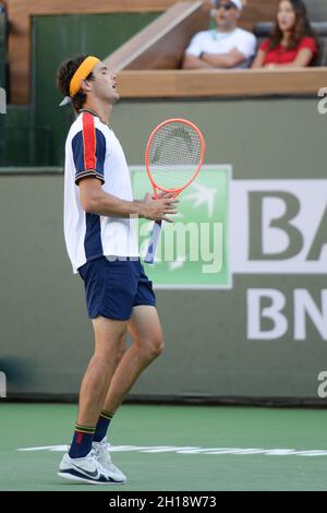 Taylor Fritz (USA) wird von Nikoloz Basilashvili (GEO) 6-7 (5-7), 3-6, bei den BNP Paribas Open besiegt, die am 16. Oktober 2021 im Indian Wells Tennis Garden in Indian Wells, Kalifornien, gespielt werden: © Karla Kinne/Tennisclix/CSM Stockfoto