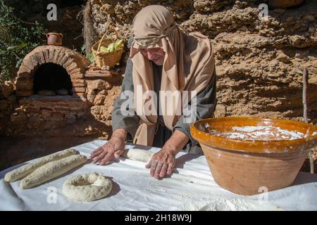 Motril, Granada, Spanien, 23. Dezember 2018: Nachbildung einer Weihnachtskrippe im Anbau von Motril de Tablones. Baker kneten Brot neben einem Stockfoto