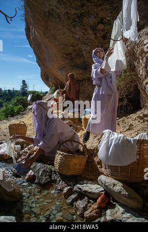 Motril, Granada, Spanien, 23. Dezember 2018: Nachbildung einer Weihnachtskrippe im Nebengebäude von Motril de Tablones.Frauen, die sich in einem Bach waschen und h Stockfoto